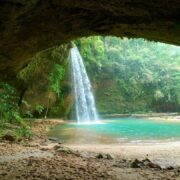 Charco Azul, la resplandeciente cascada escondida en Mesetas